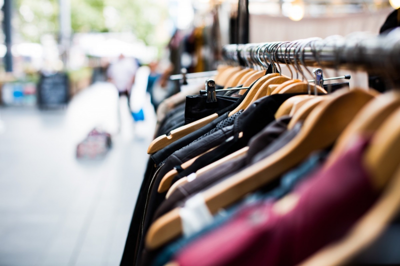 magasin-THEOULE SUR MER-min_blur_close_up_focus_hanger_jacket_market_people_rack-1176303