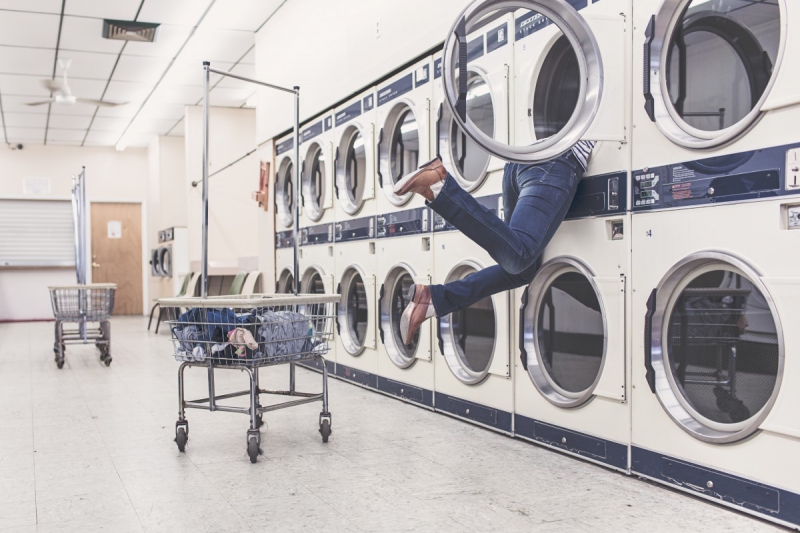 magasin-THEOULE SUR MER-min_laundry_washing_machines_housewife_household_laundry_shop_woman_funny_accident-946996